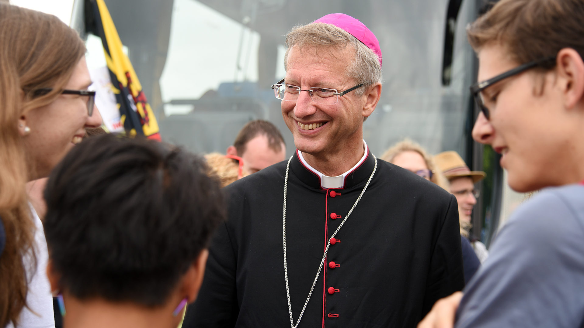 Mgr Alain de Raemy, l'évêque des jeunes, ici aux JMJ de Pologne, se dit stimulé par le document qu'on donné les jeunes. | © Pierre Pistoletti 