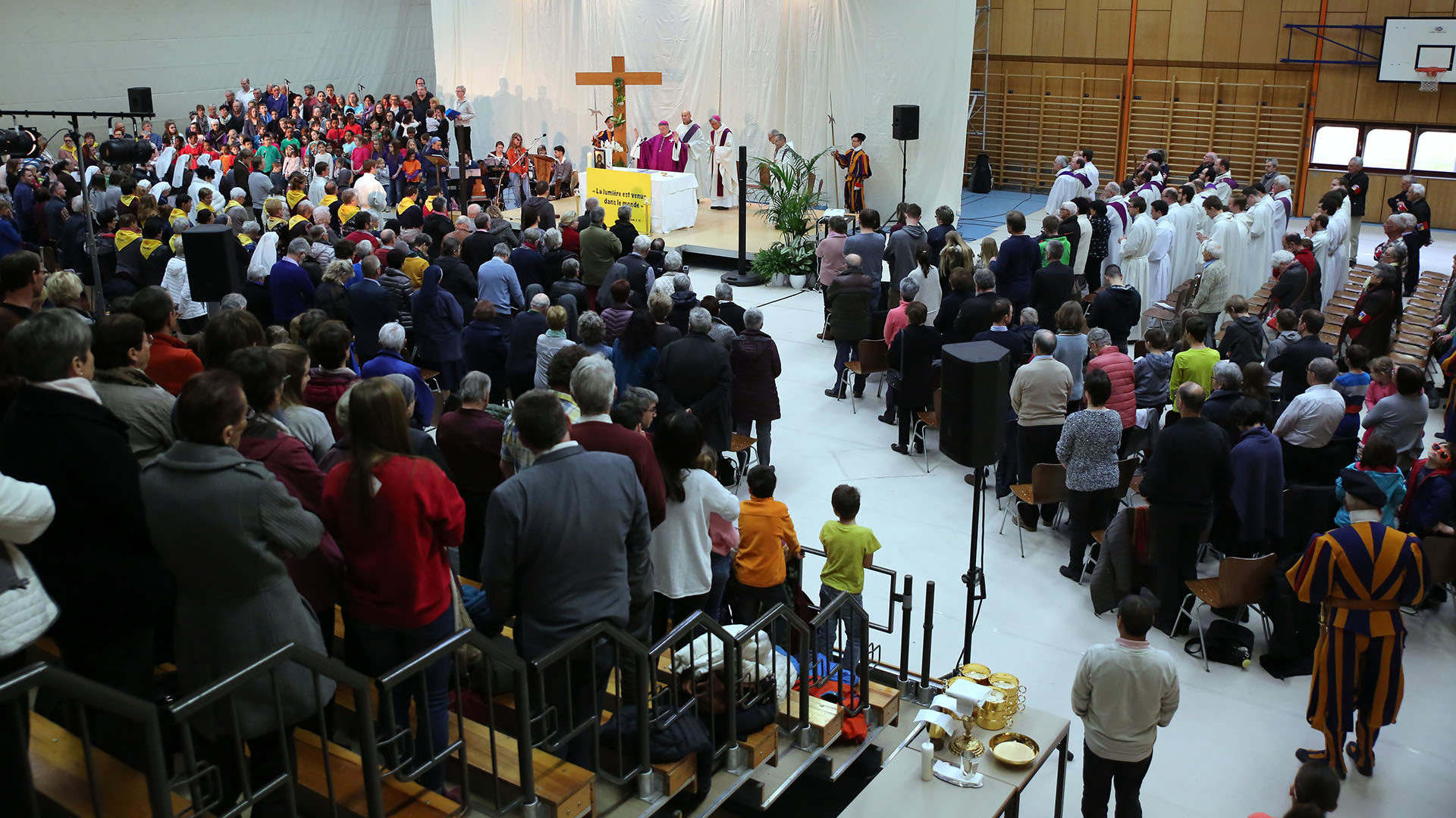 Des centaines de personnes se sont retrouvées dans la 'cathédrale des familles', au collège des Creusets à Sion. | © B. Hallet 
