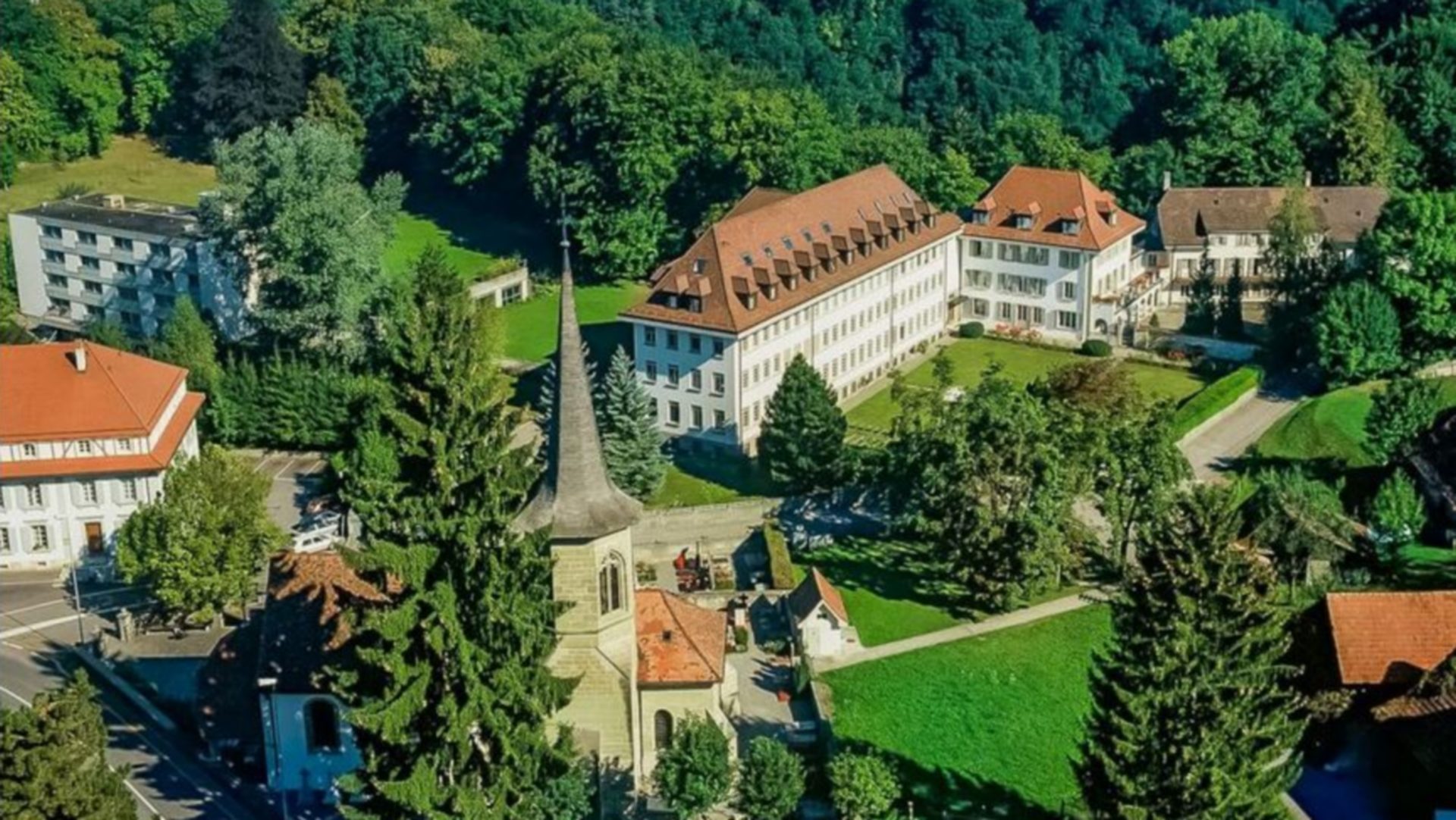 La chapelle de Bourguillon et l'Institut Philanthropos, sur les hauteurs de Fribourg | www.capucins.ch