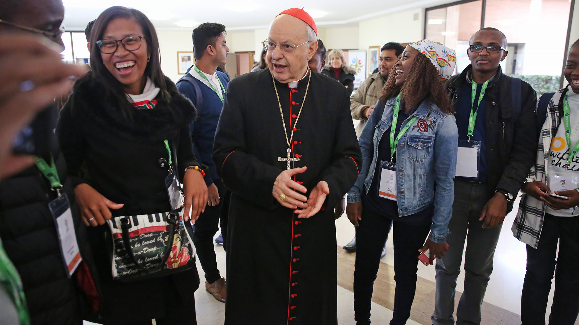 Mgr Lorenzo Baldisseri au milieu de jeunes Africains participant au pré-synode des jeunes en mars 2018, à Rome. | © B. Hallet