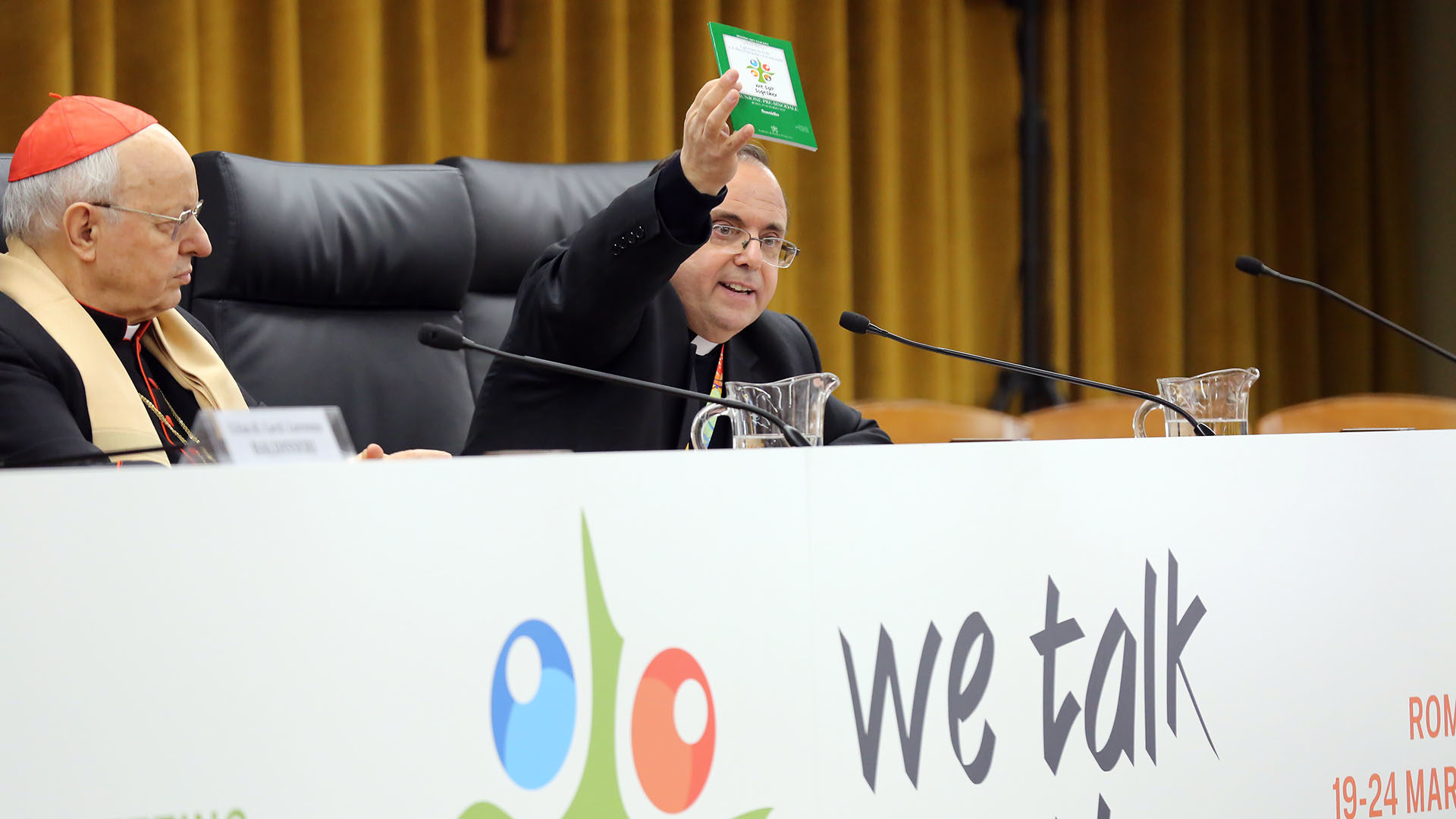 Rome le 19 mars 2018. Padre Lello (à dr.) tient le carnet des jeunes participant au pré-synode à Rome. | © B. Hallet