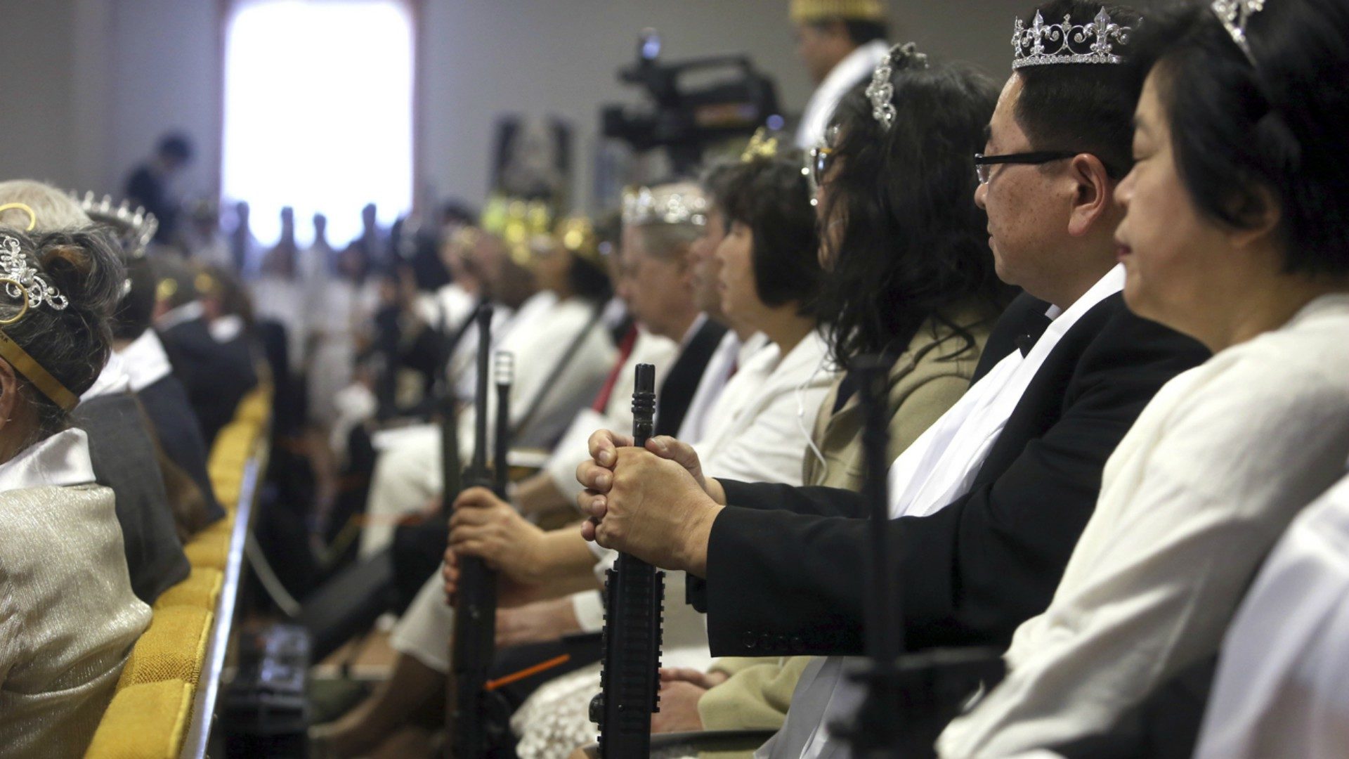 Les adeptes du World Peace and Unification Sanctuary sont venus armés à l'église | © Jacqueline Larma/Keystone