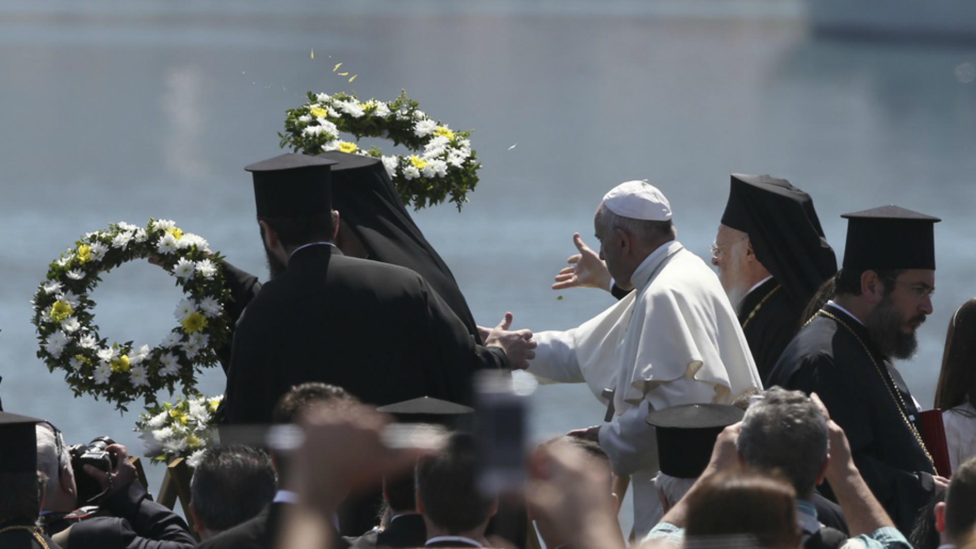 Le pape rend hommage aux milliers de réfugiés morts en mer, à Lesbos | ©AP Photo/Petros Giannakouris/Keystone