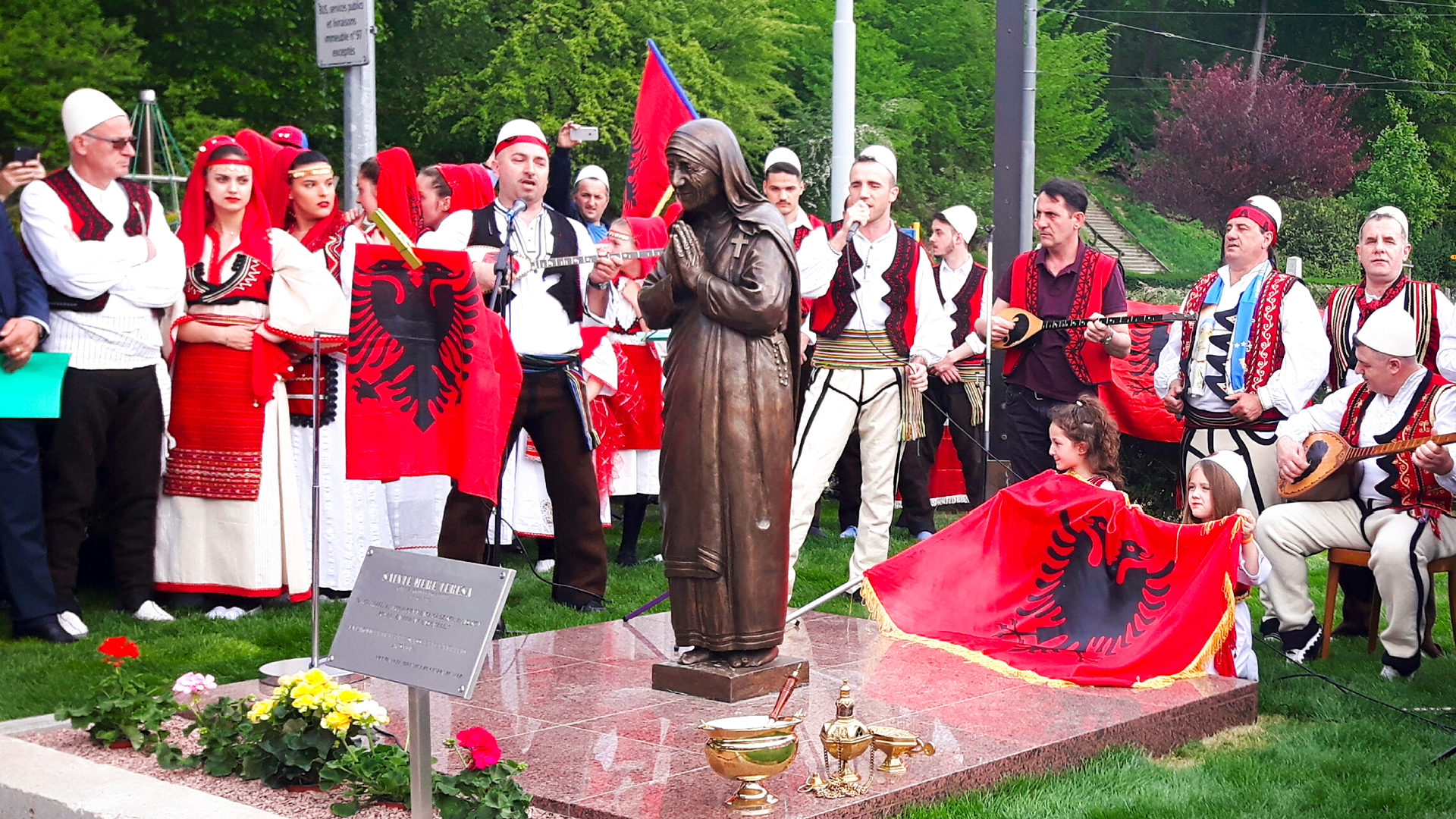 La communauté albanaise en fête pour la bénédiction de la statue | © Panayotis Stelios