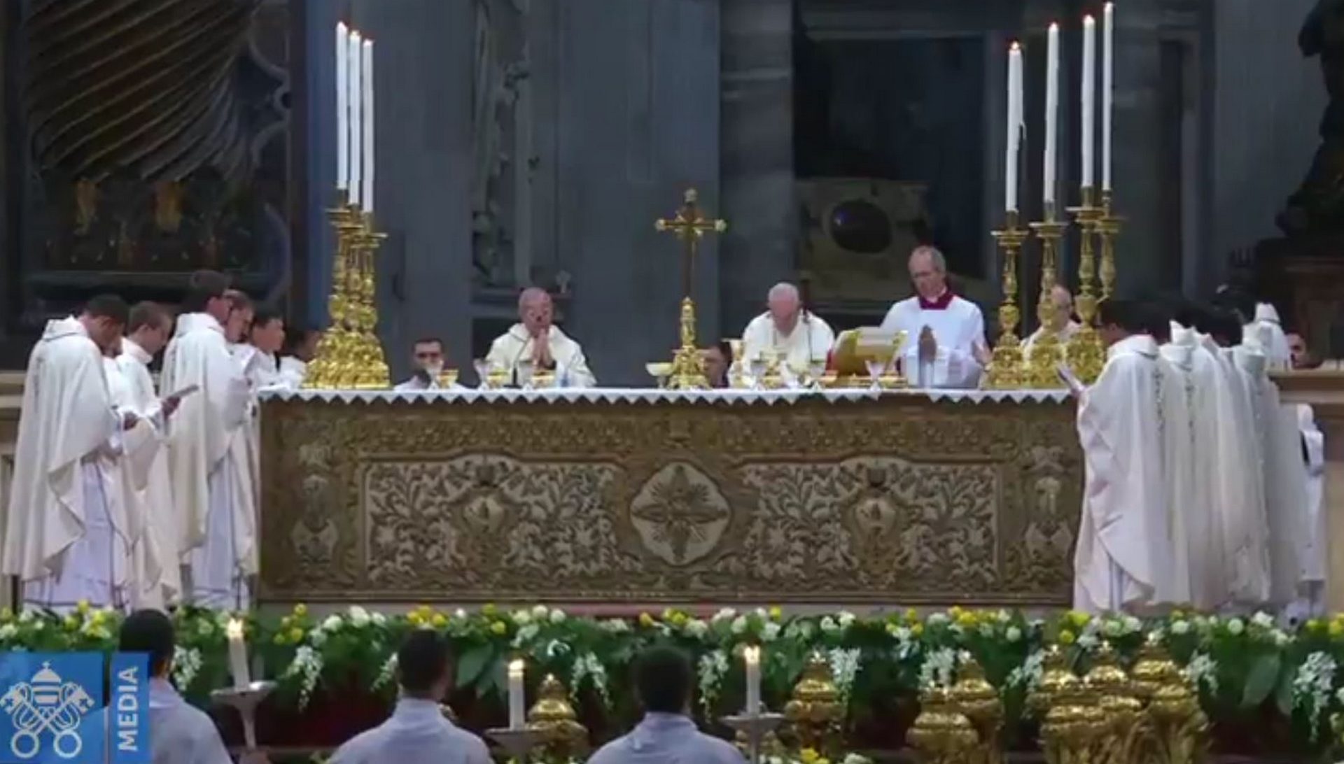 Le pape célèbre la messe entouré des seize nouveaux prêtres | capture d'écran CTV