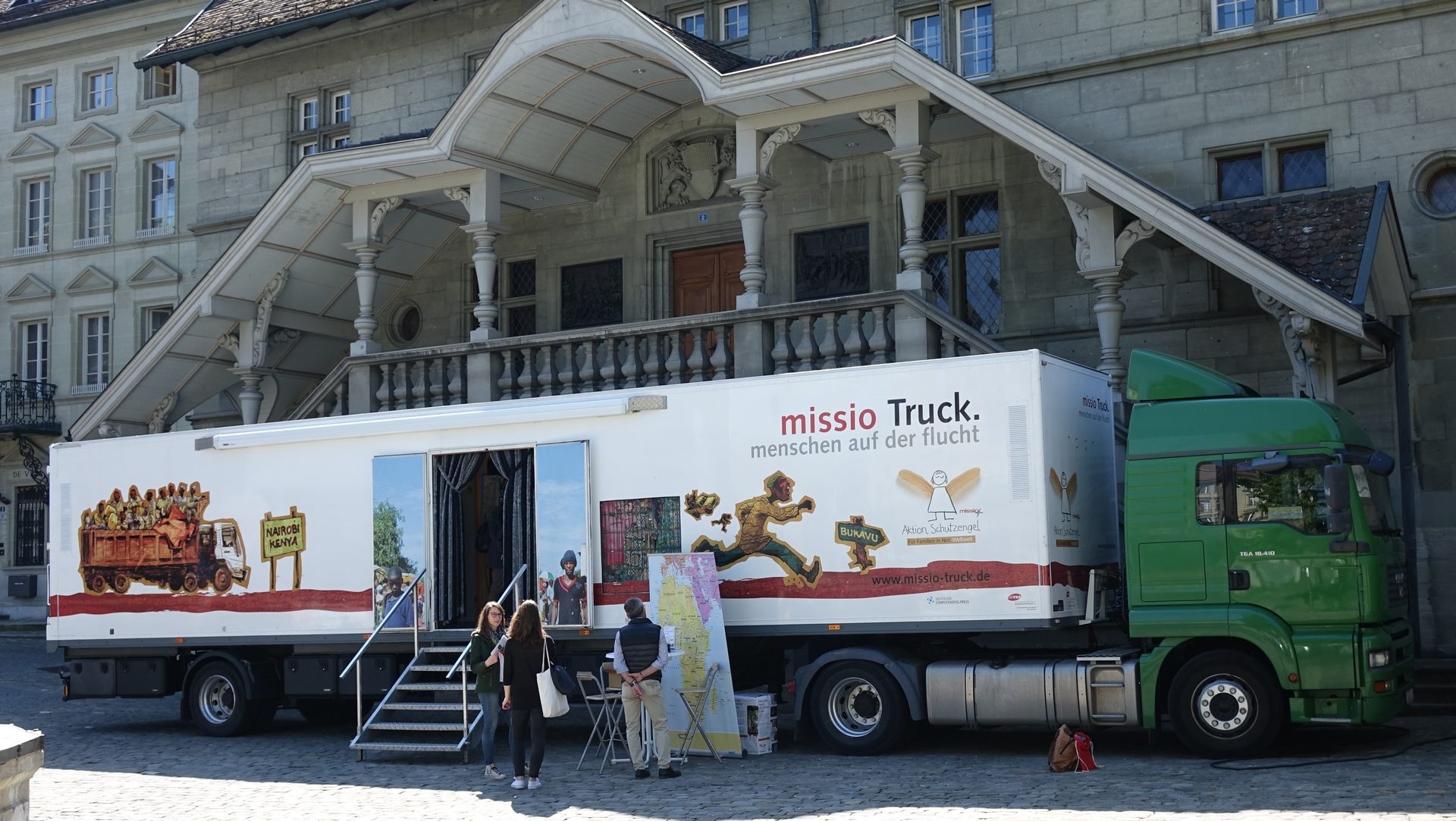 Garé sur la place de l'Hôtel de Ville de Fribourg, le camion 'Missio' invite à se mettre dans la peau d'un réfugié | © Maurice Page 