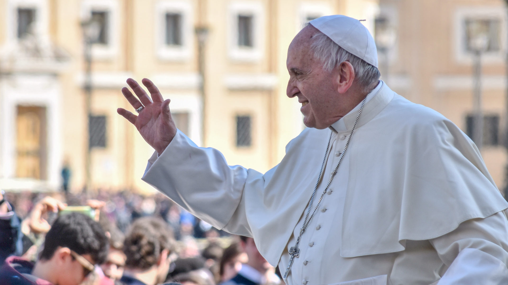 Le pape François salue la foule Place Saint-Pierre | © Jacques Berset 