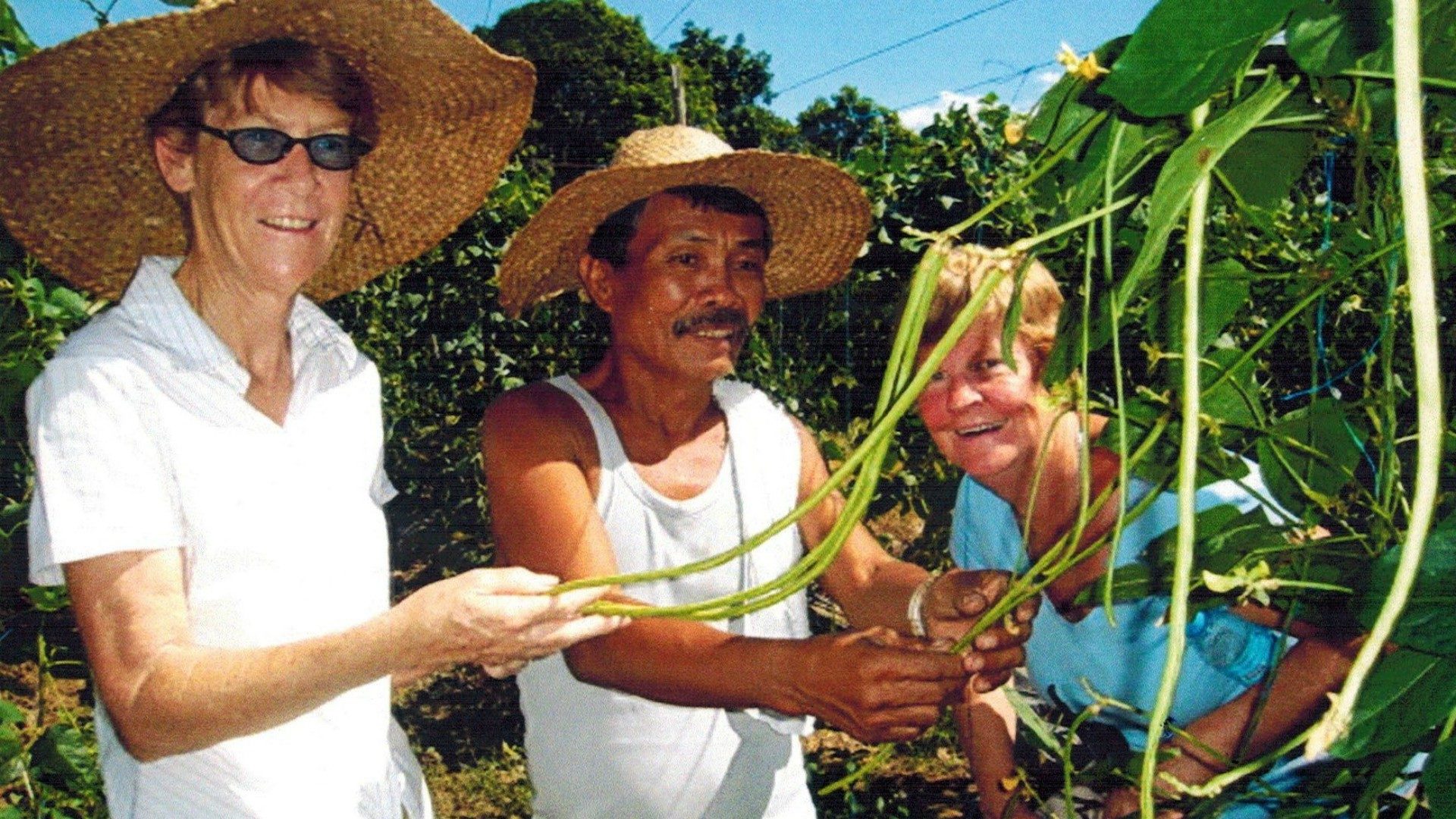 Soeur Patricia (g.) soutient l'agriculture biologique aux Philippines (Photo:Facebook.com)