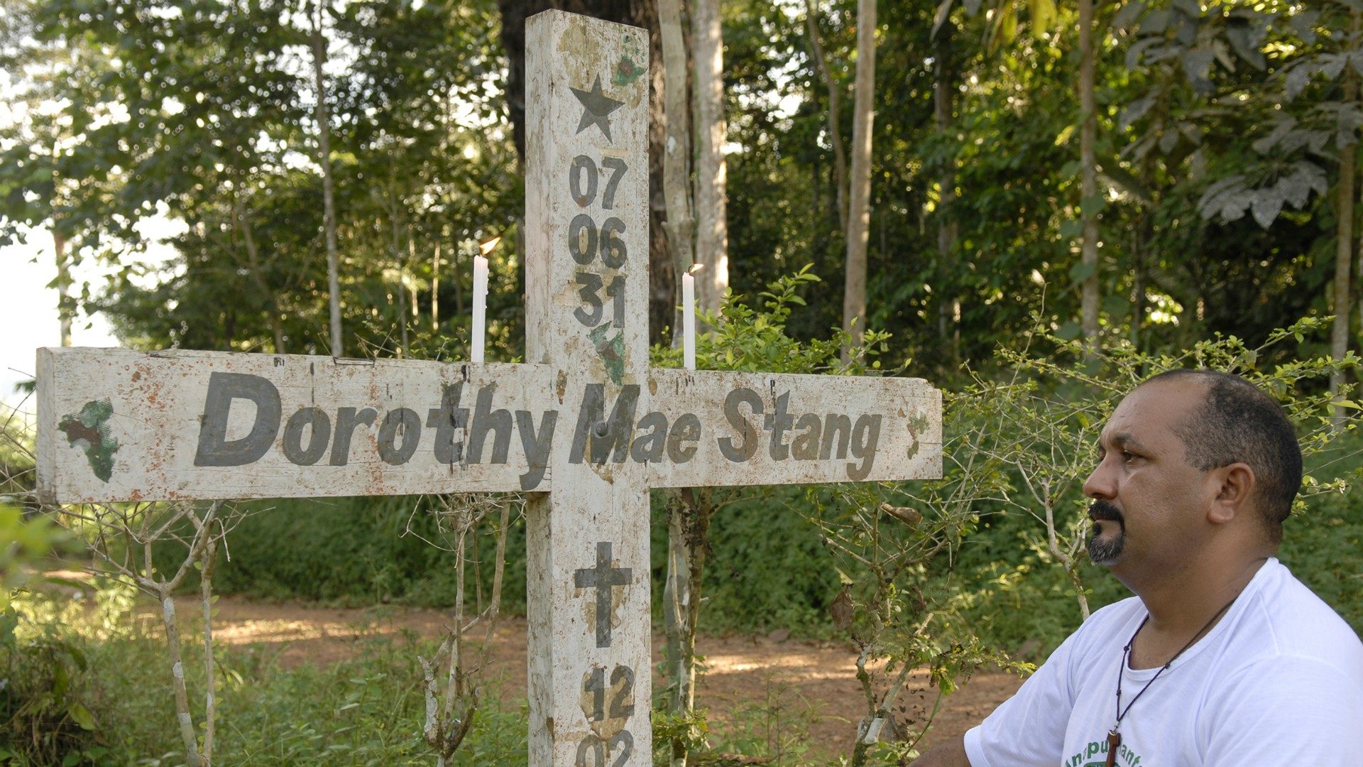 Le Père Amaro sur le lieu de l'assassinat de Soeur Dorothy Stang | © Jean-Claude Gerez