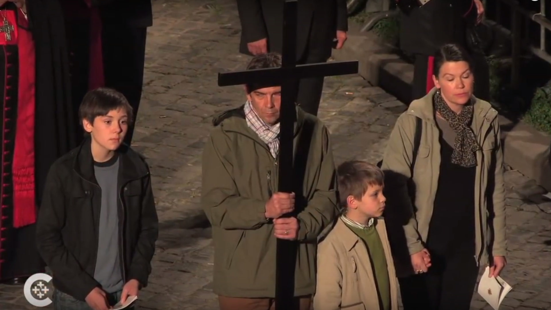 Des familles se relayent pour porter la croix lors de la 'Via crucis', comme ici en 2012 | Youtube - Catholic New service