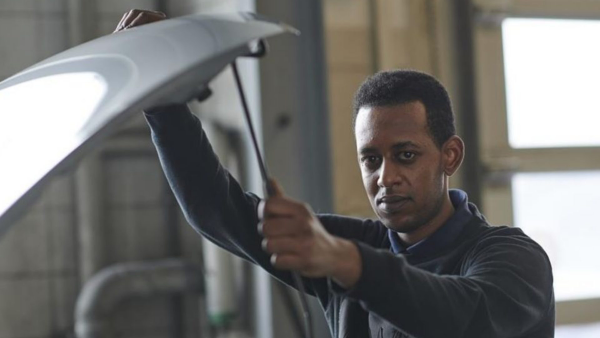 Yohannes Berhane (22 ans), réfugié reconnu,est en train de terminer son AFP d’assistant mécanicien après deux ans de formation | © Caritas Suisse Fabian Biasio
