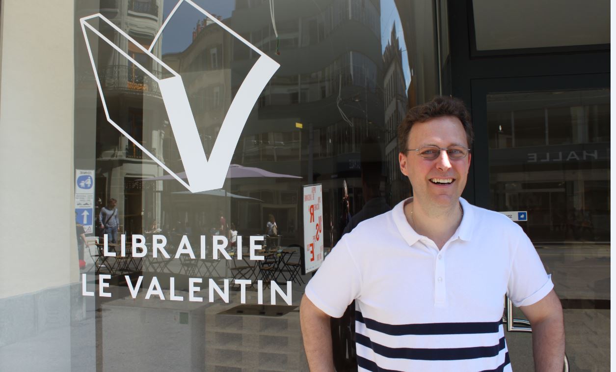 Denis Ramelet devant «sa» librairie: l'enthousiasme d'un projet nouveau ¦ © Bernard Litzler