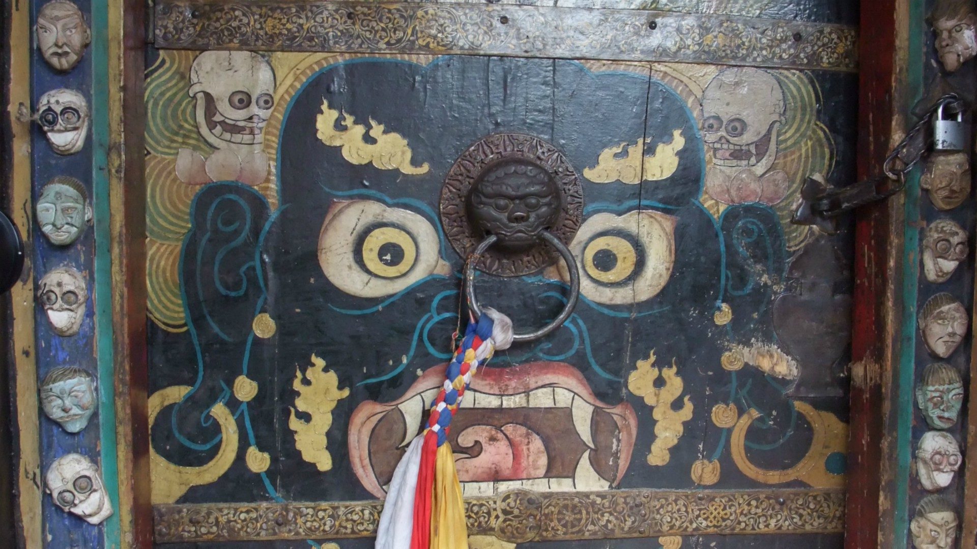 Divinité courroucée sur la porte d'un temple, au Tibet (Photo:So_P/Flickr/CC BY 2.0)