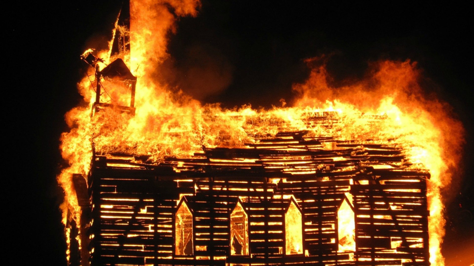 Népal: cinq églises incendiées en une semaine - Portail catholique suisse 