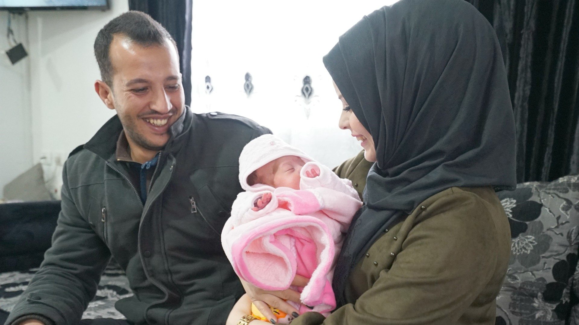 Ahmed et Amal, les parents de Talia, peuvent sourire à nouveau | © Caritas Baby Hospital