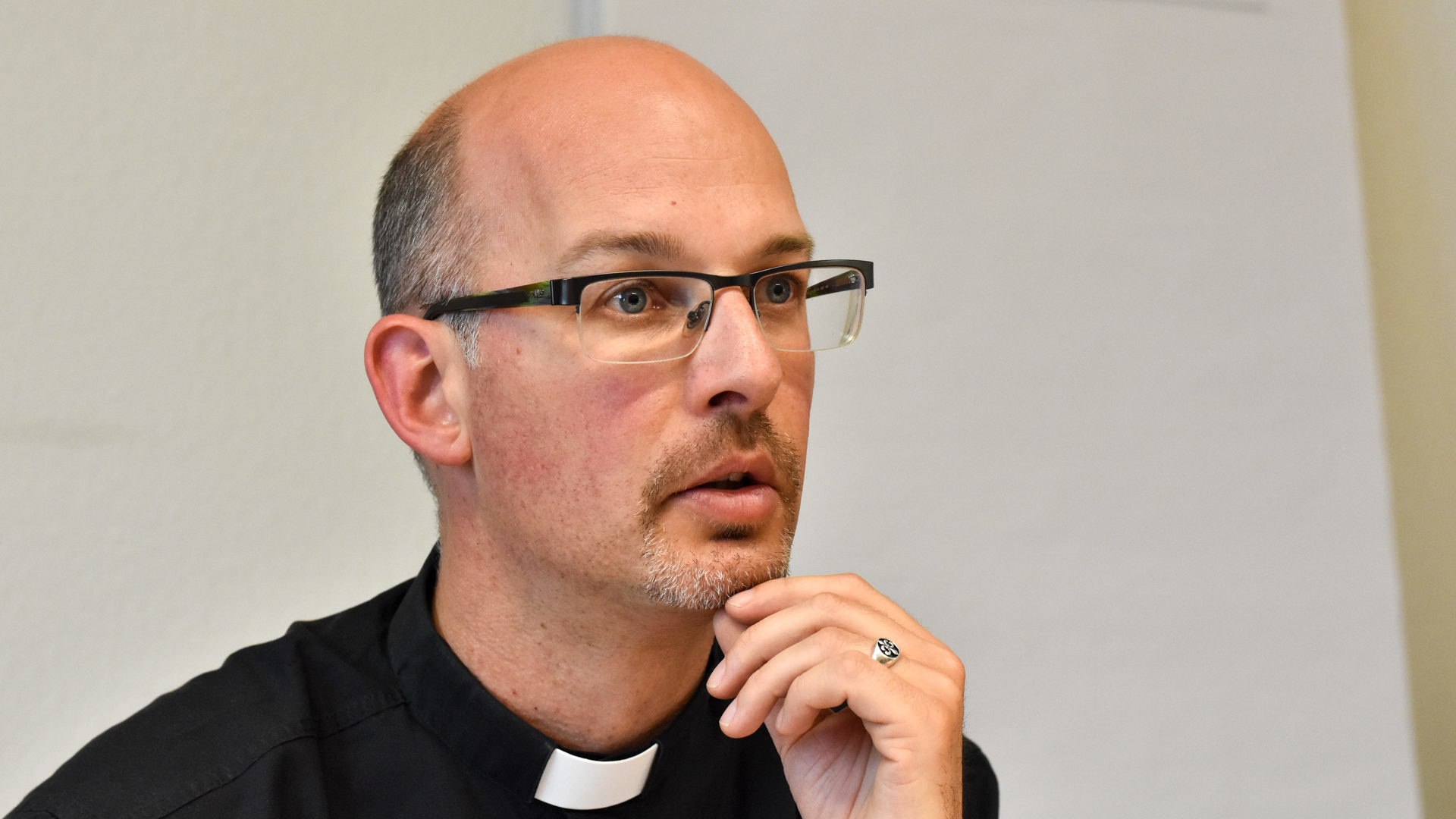 Alain Chardonnens est en charge de la préparation de la liturgie de la messe du pape |  © Maurice Page 