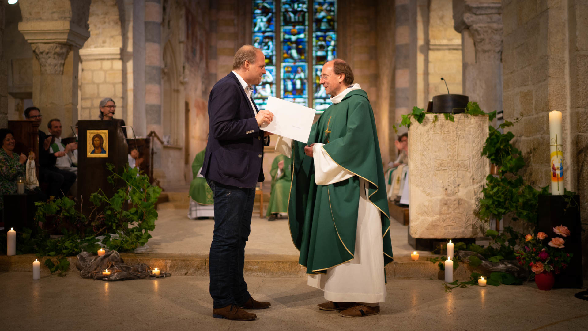 Stéphane Ernst reçoit son diplôme des mains de l'abbé Pierre-Yves Maillard, vicaire général du diocèse de Sion | © Pierre Pistoletti