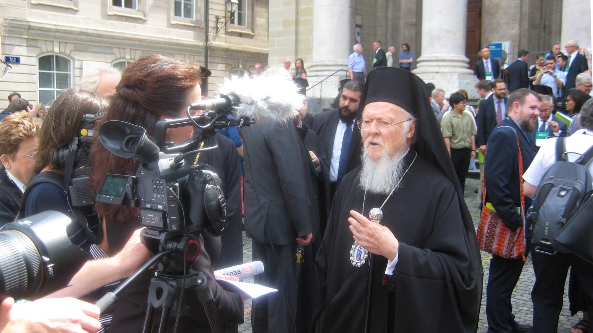 Le patriarche œcuménique Bartholomée Ier répond à la presse devant la cathédrale St-Pierre de Genève, à l'issue du service de concélébration pour les 70 ans du COE ¦ © Bernard Litzler