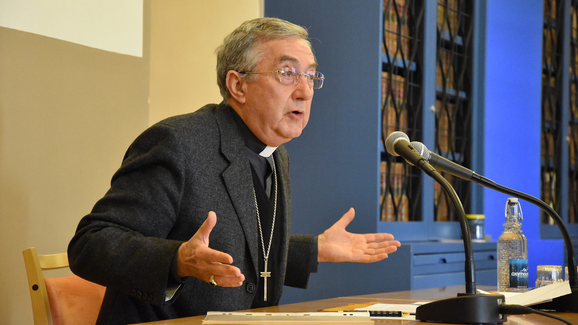 Bibliothécaire de l'Eglise, Mgr Bruguès a accueilli le précieux document | © Grégory Roth