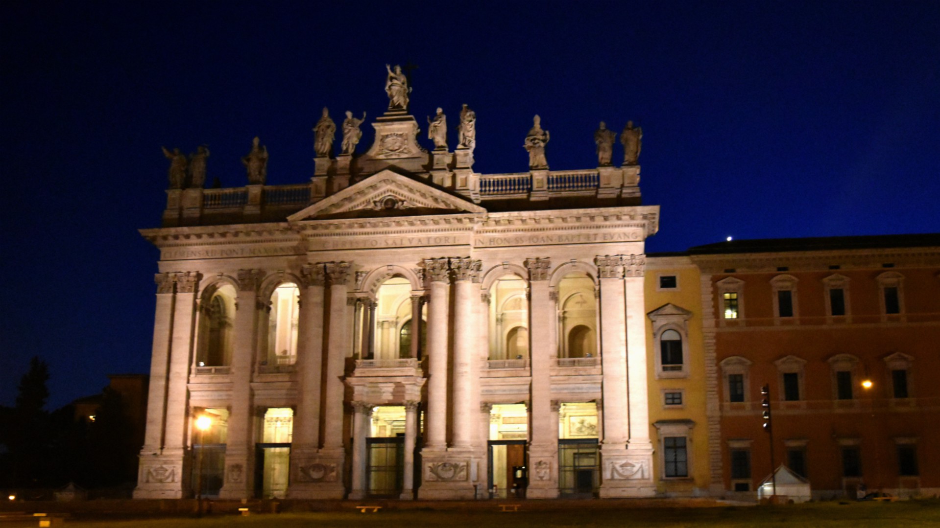 La basilique Saint-Jean de Latran la nuit | © Jacques Berset