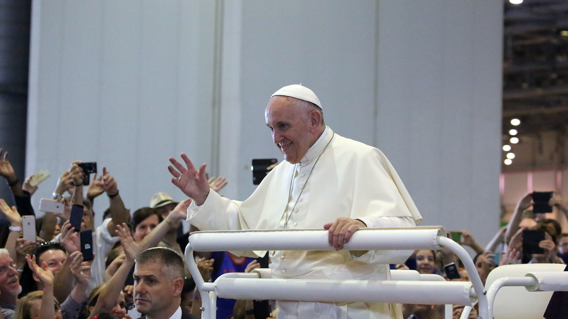 Le pape François salue les fidèles  | © Bernard Hallet.