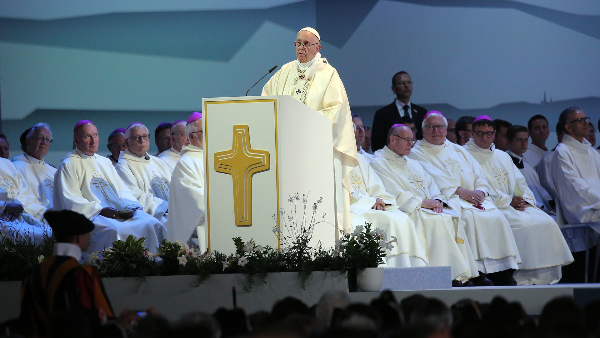 Le pape s'adresse aux fidèles réunis à Palexpo |  © Bernard Hallet 