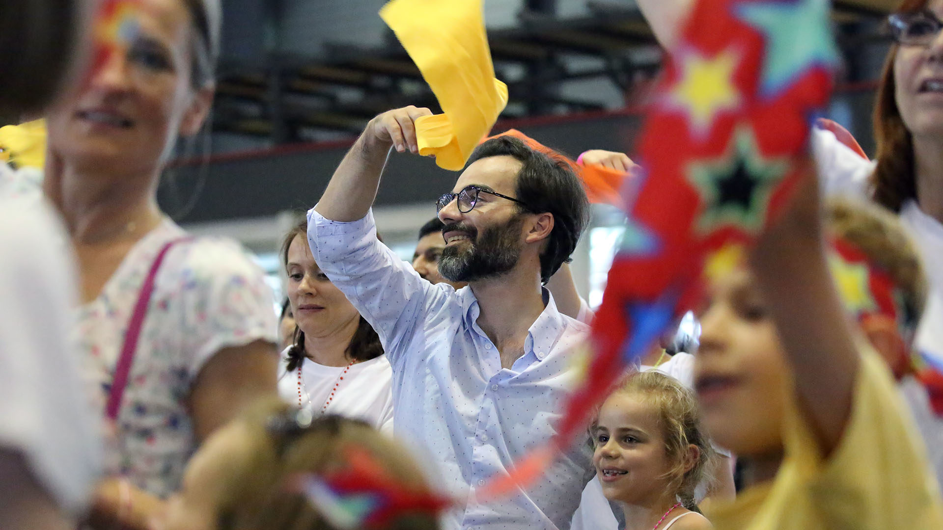 Les fidèles en fête pour saluer le pape. | © B. Hallet