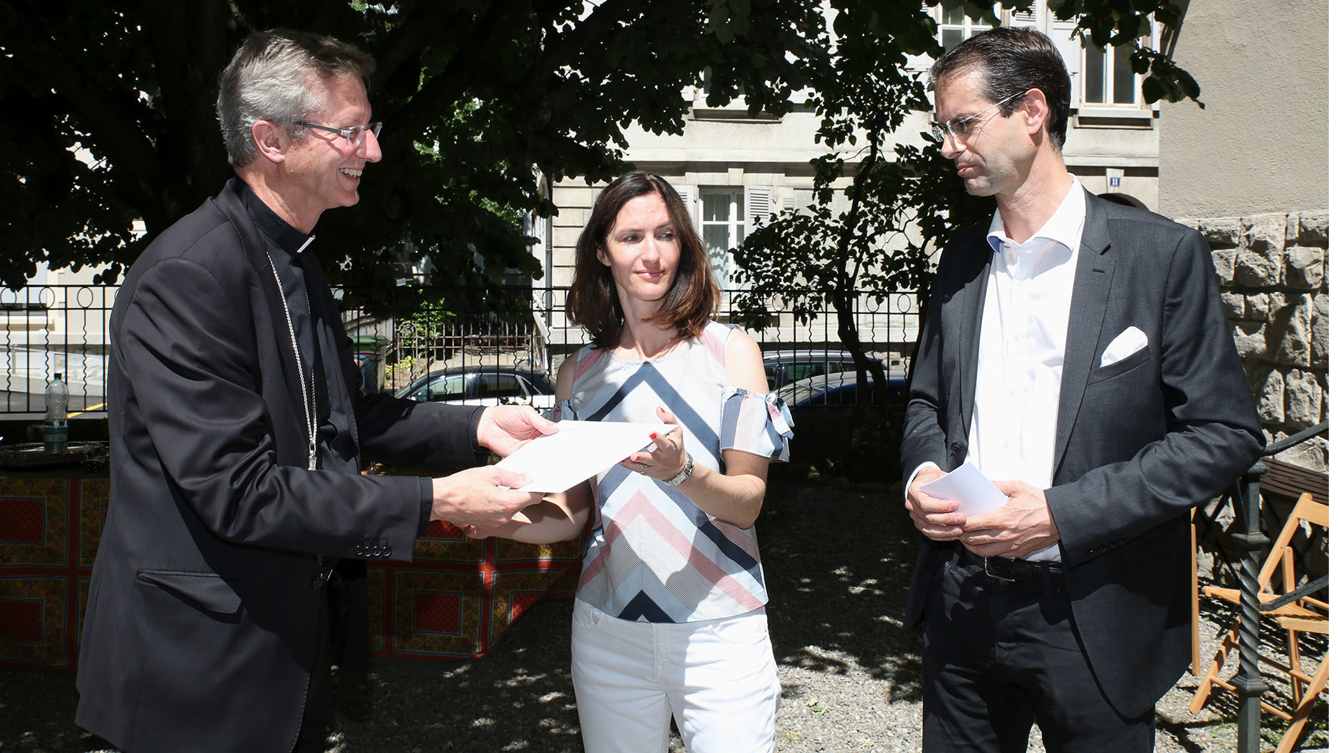 Lausanne le 26 juin 2018. Mgr Alain de Raemy remet le prix Good News à Aline Bachofner et Emmanuel Tagnard. | © B. Hallet