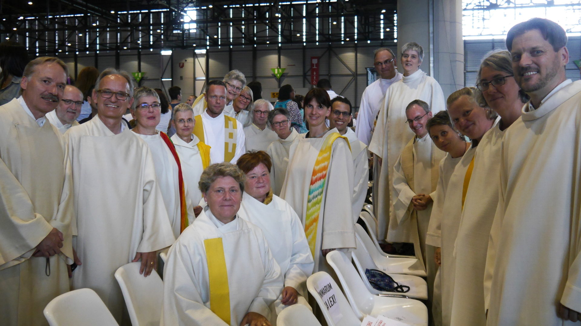 Les théologiennes et théologiens en pastorale venus de Suisse alémanique, en aube lors de la messe du pape à Palexpo, le 21 juin 2018 | © Anne Brugmer Horizont 