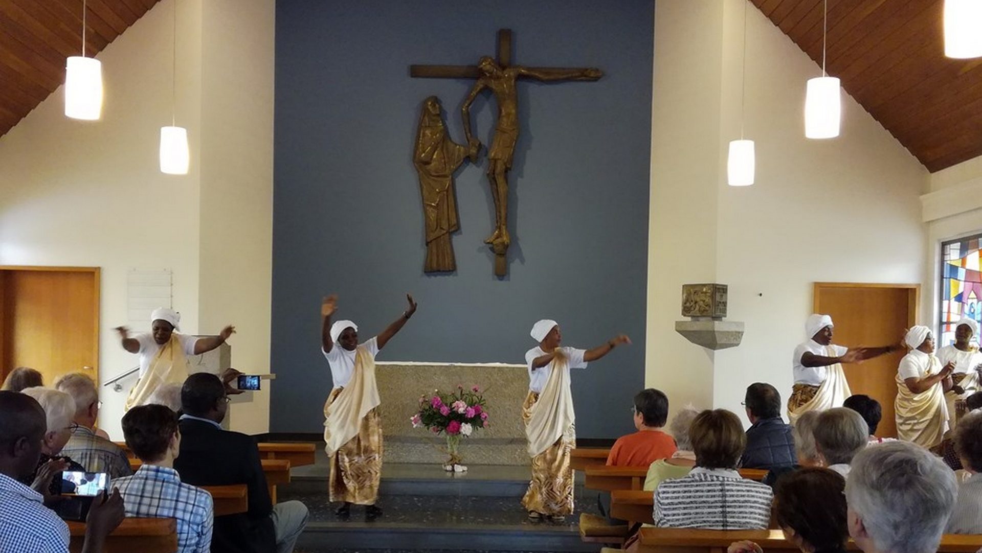 Les soeurs rwandaises dansent dans la chapelle de Brünisberg, pour les 10 ans de l'Association des amis des Soeurs Hospitalières |  © Soeurs Hospitalières