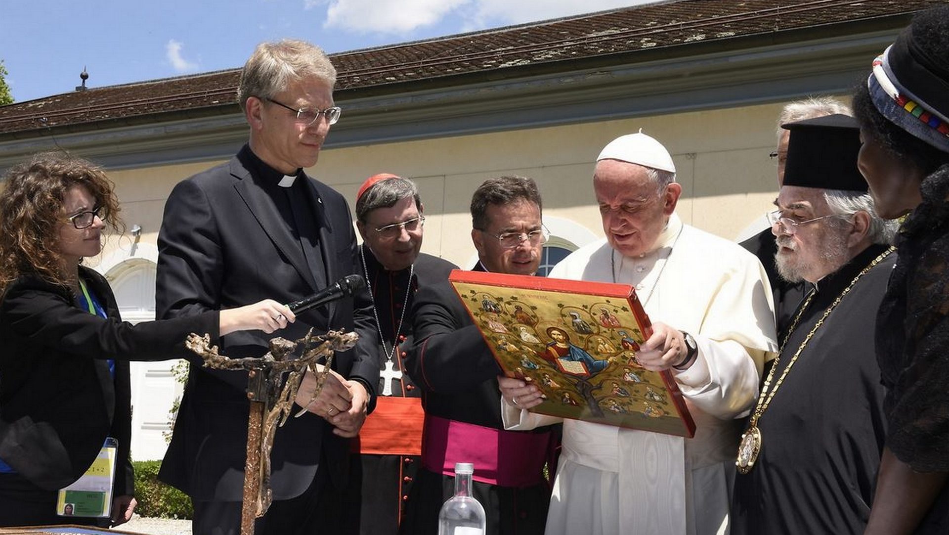 Le pape François en visite à l'Institut œcuménique de Bossey, le 21 juin 2018. Echange de cadeaux avec le pasteur Olaf Fykse Tveit, secrétaire général du Conseil oecuménique des Églises | © WCC Peter Williams