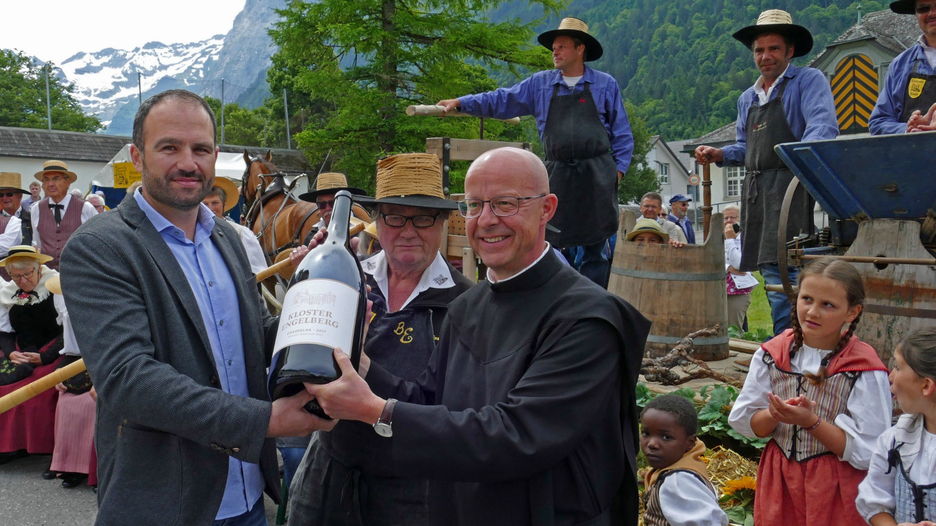 L'abbé Patrick Ledergerber et le vigneron Beat Burkhardt présentent le nouveau vin d'Engelberg (Photo: © Kloster Engelberg)