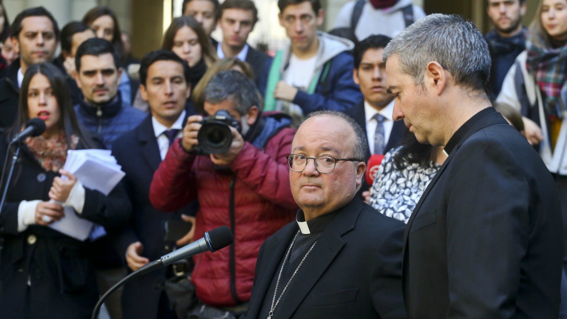 Mgr Charles Scicluna (g.) et Jordi Bertomeu ont déjà  enquêté sur les abus sexuels au Chili | © AP /Esteban Felix/Keystone