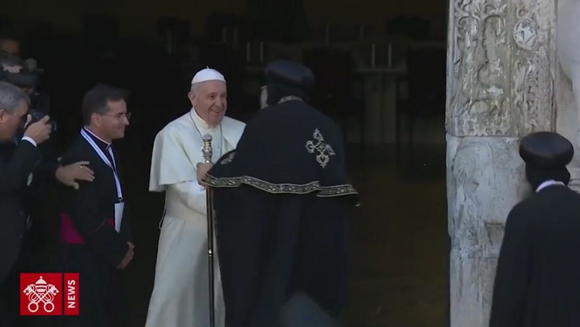 Le pape François reçoit le patriarche copte Tawadros II à la porte de la basilique St-Nicolas de Bari |capture d'écran Vatican News