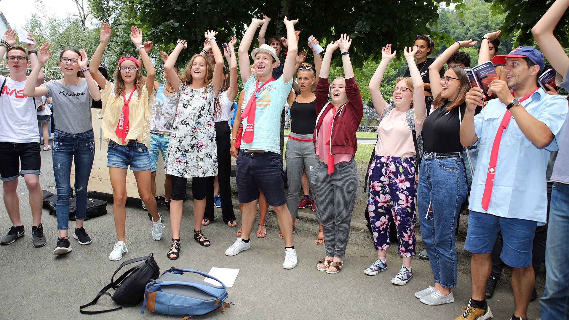 Jeunes et adolescents ont répété les chants à l'hospitalité. | © B. Hallet