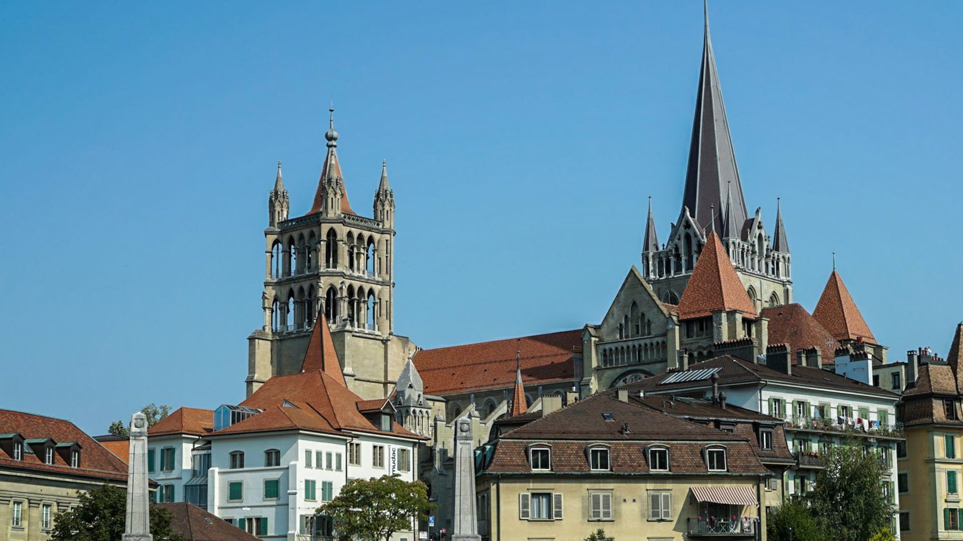 La cathédrale de Lausanne domine le quartier de sa masse imposante | © Maurice Page
