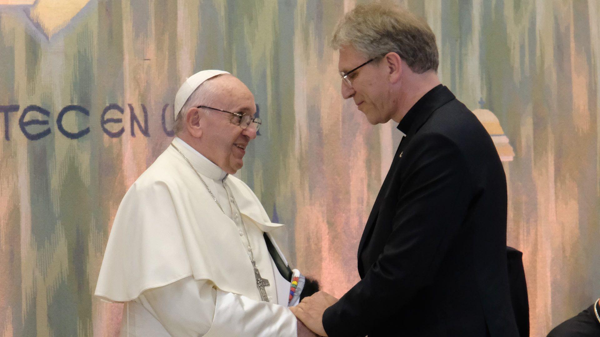 Le pape François salue le pasteur Olav Fykse Tveit, secrétaire général du COE | © Oliver Sittel