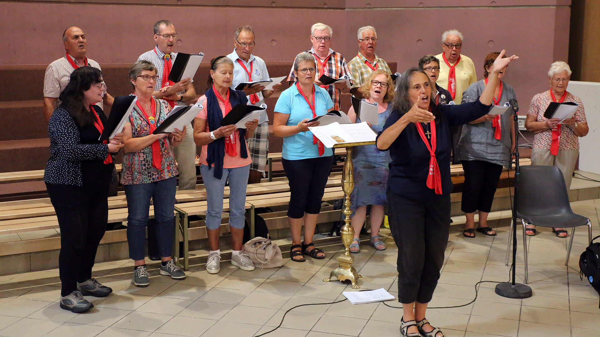 Dirigée par Valérie Maillard, la chorale du pèlerinage d'été à Lourdes a donné de la voix. | © Bernard Hallet