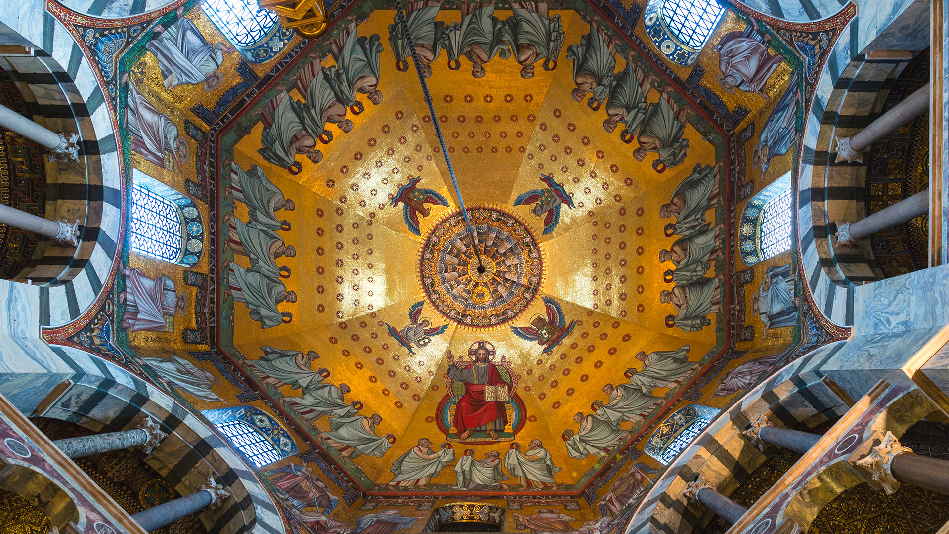 Vue des mosaïques du plafond octogonal principal de la cathédrale, Aix-la-Chapelle, Allemagne | © Wikimedia commons