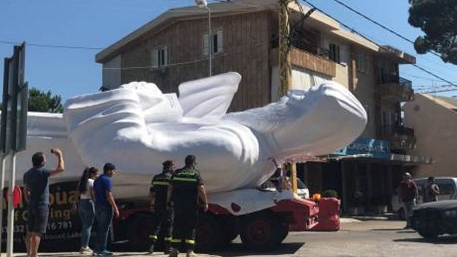 L'immense statue de saint Charbel est transportée vers les hauteurs d'Hammana au Liban. | twitter