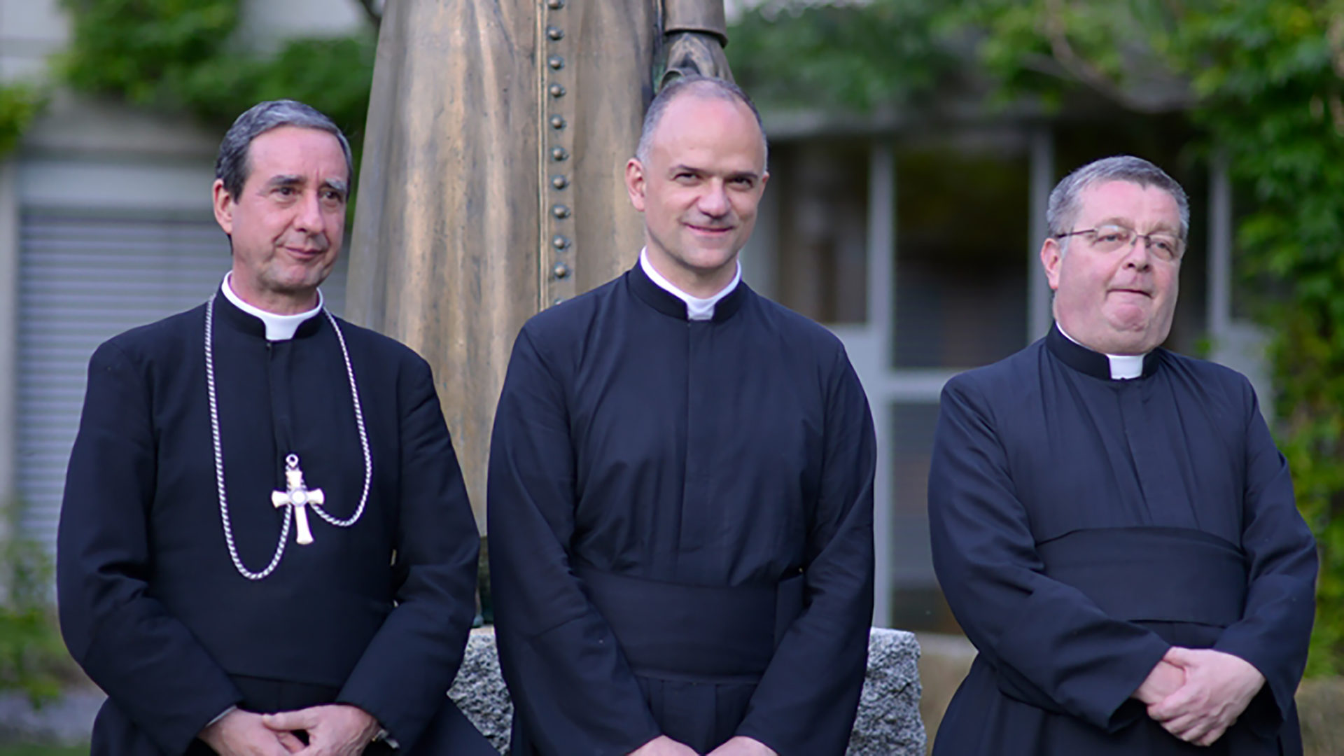 L'abbé Davide Pagliarani, en centre, avec ses assistants, Mgr de Galarreta (à g.) et Christian Bouchacourt | © FSSPX