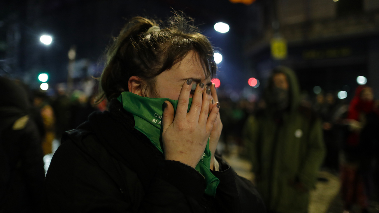 Déception d'une activiste pro-choix à l'annonce du résultat du vote | © Keystone