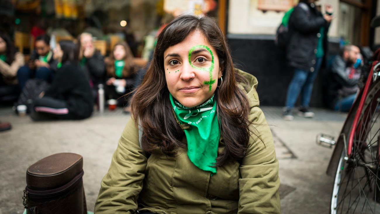 Une membre du “groupe vert”, regroupant les jeunes militants pour la dépénalisation de l’IVG | © Keystone 