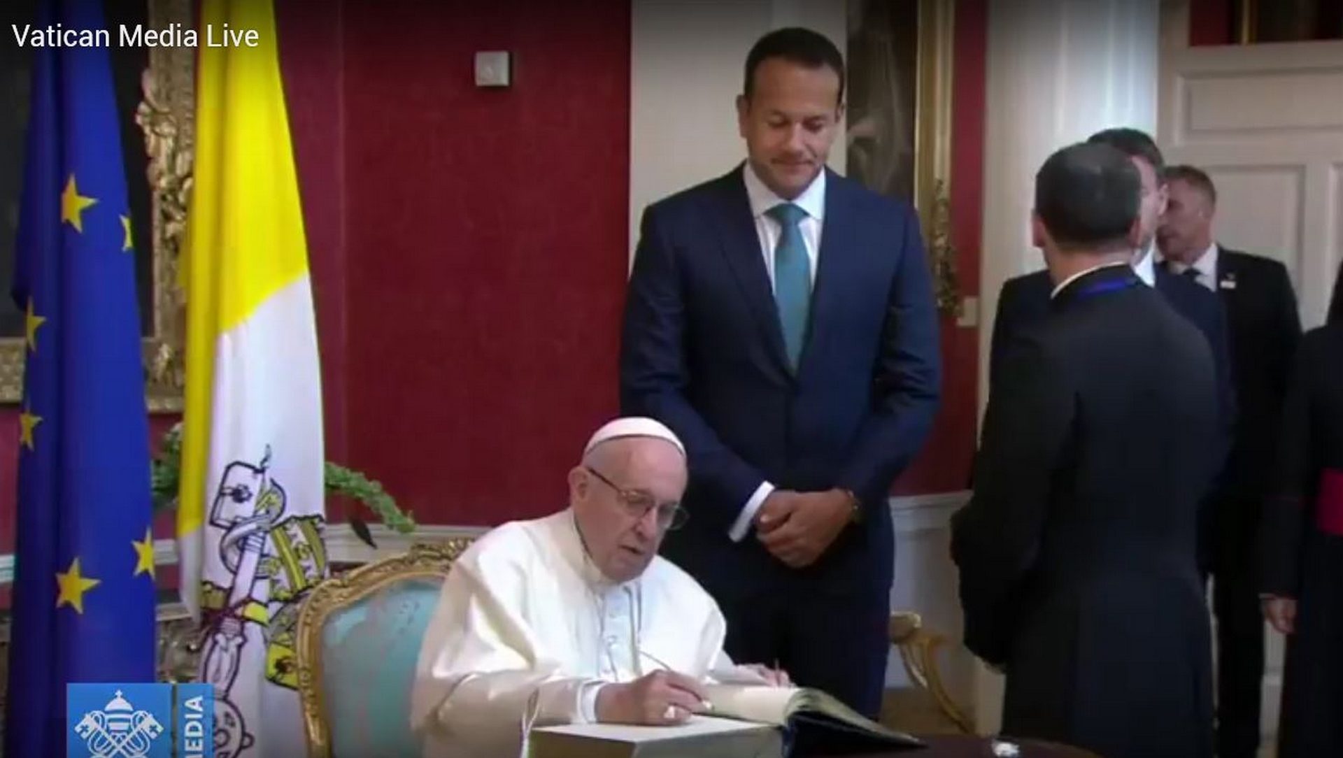 Le pape signe le livre d'or sous les yeux du Prmier ministre irlandais Leo Varadkar | capture d'écran Vatican media