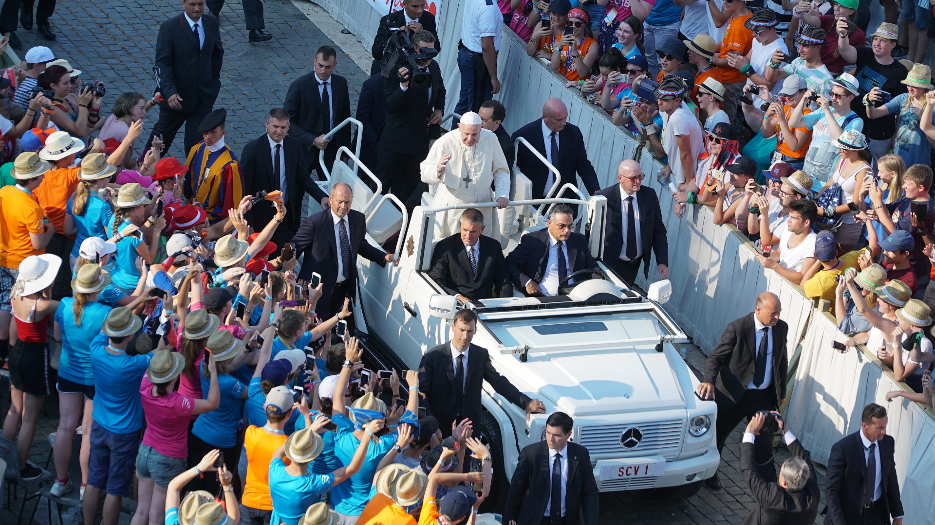 Le pape a longuement salué les servants d'autel | © Vera Rüttimann