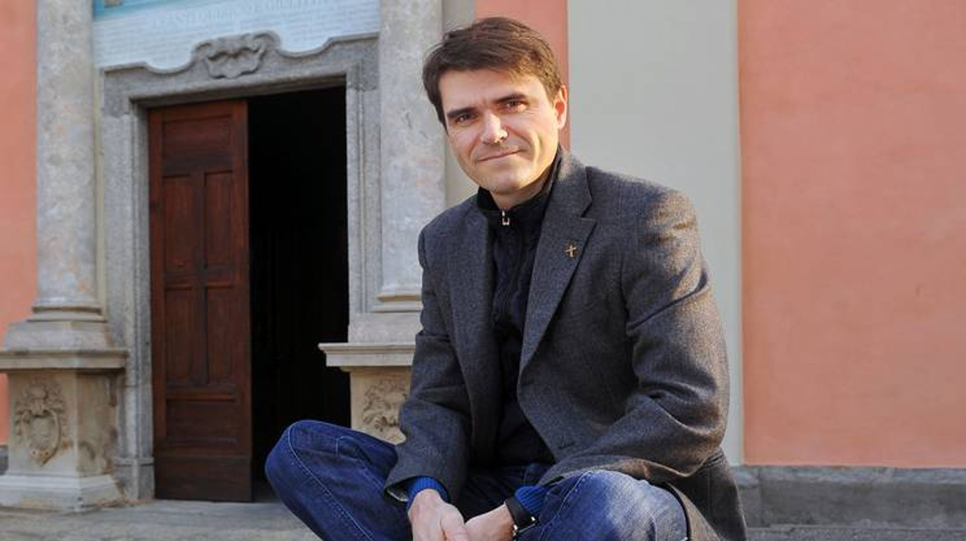 Italo Molinaro est prêtre et journaliste à la Radio-télévision suisse italienne (RSI) | © RSI