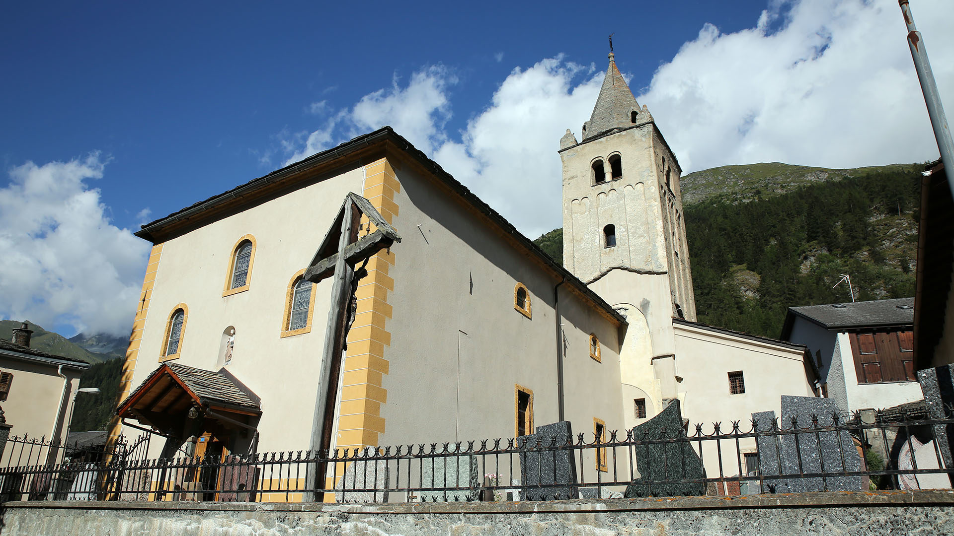 Eglise de Bourg Saint-Pierre (VS), classée monument historique. Le clocher est le plus vieux du Valais  | © B. Hallet. 