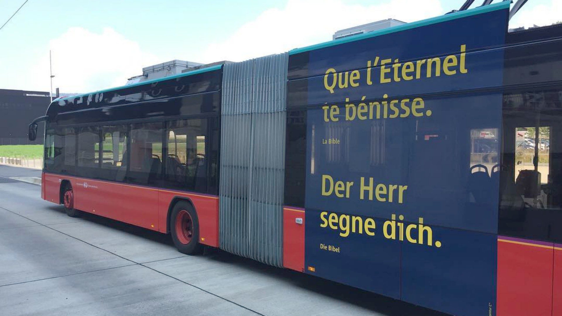 Les bus biennois affichent des versets de la Bible | © dr