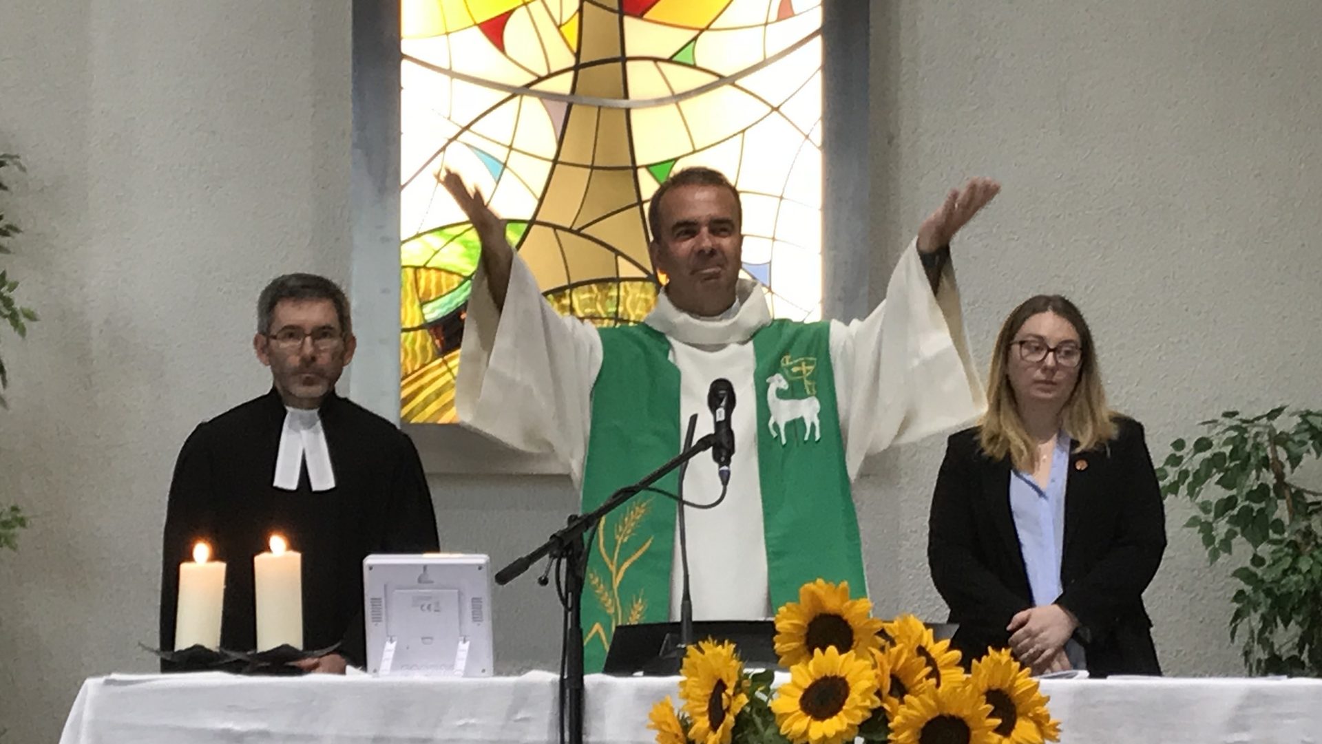 L'abbé Pascal Desthieux, entouré du pasteur Emmanuel Fuchs et d'Aurélie Ethuin-Lanoy, assistante pastorale de l’Eglise catholique chrétienne, prononce l'action de grâces pour les 30 ans de l'AGORA, à Genève  | Myriam Bettens 