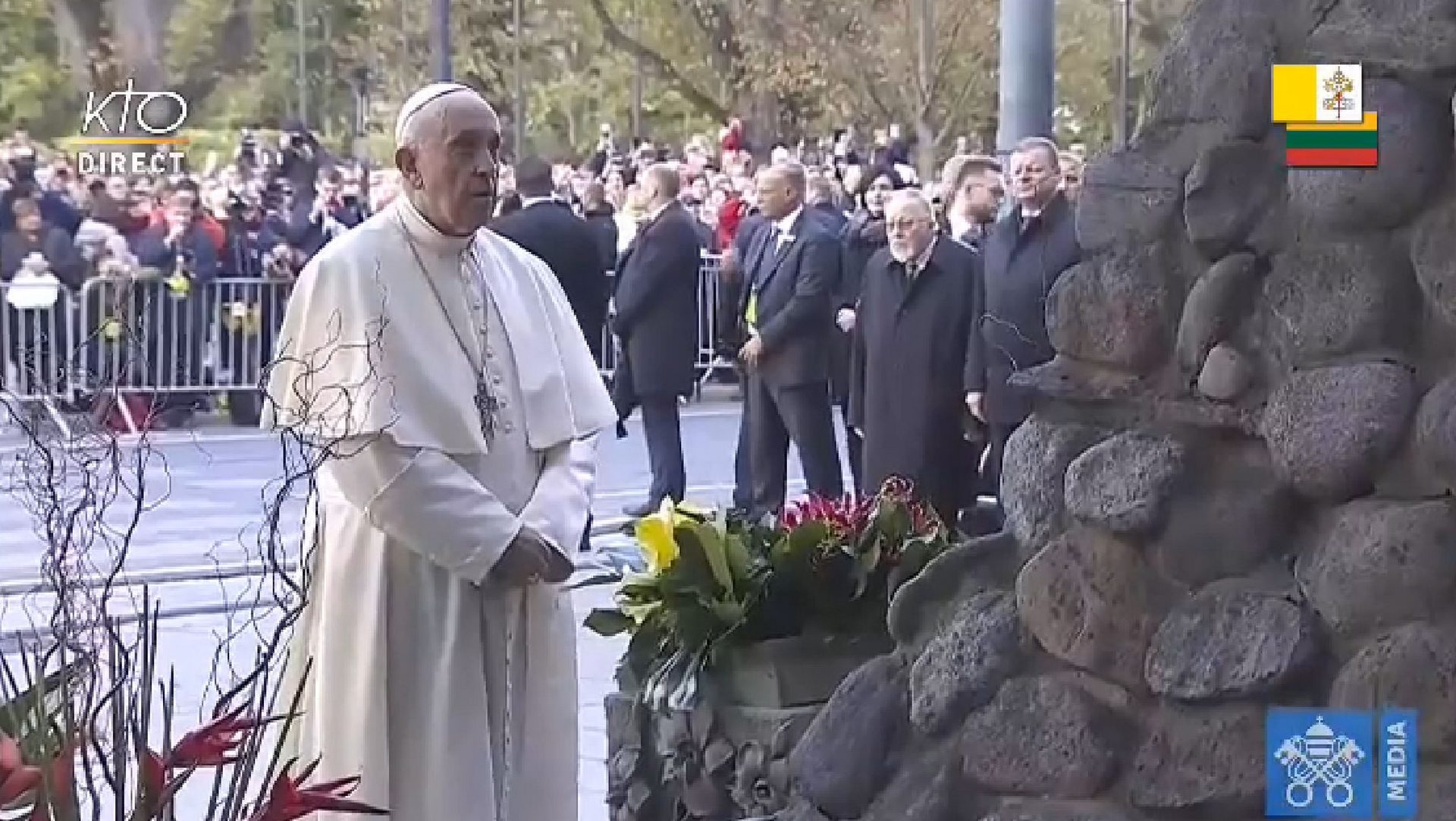 Le pape François se recueille devant le monument aux victimes du communisme à Vilnius | capture d'écran Vatican Media 